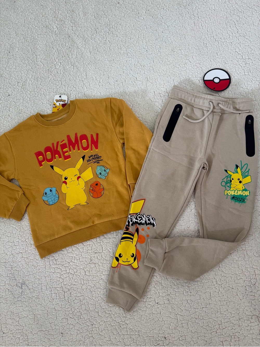 New boys Sz 6-7 Pokemon Yellow Pikachu Sweatshirt and Beige Joggers Set